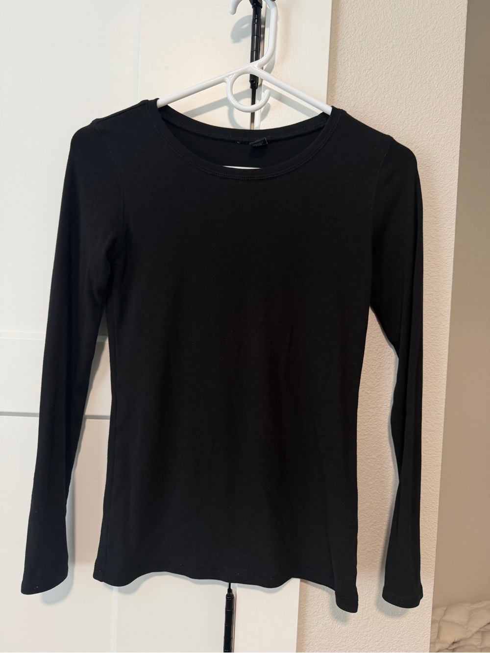 Women’s Classic Black Long-Sleeve Top XS